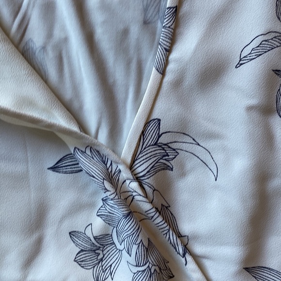 Ann Taylor crème blouse.  NWOT - Picture 3 of 4